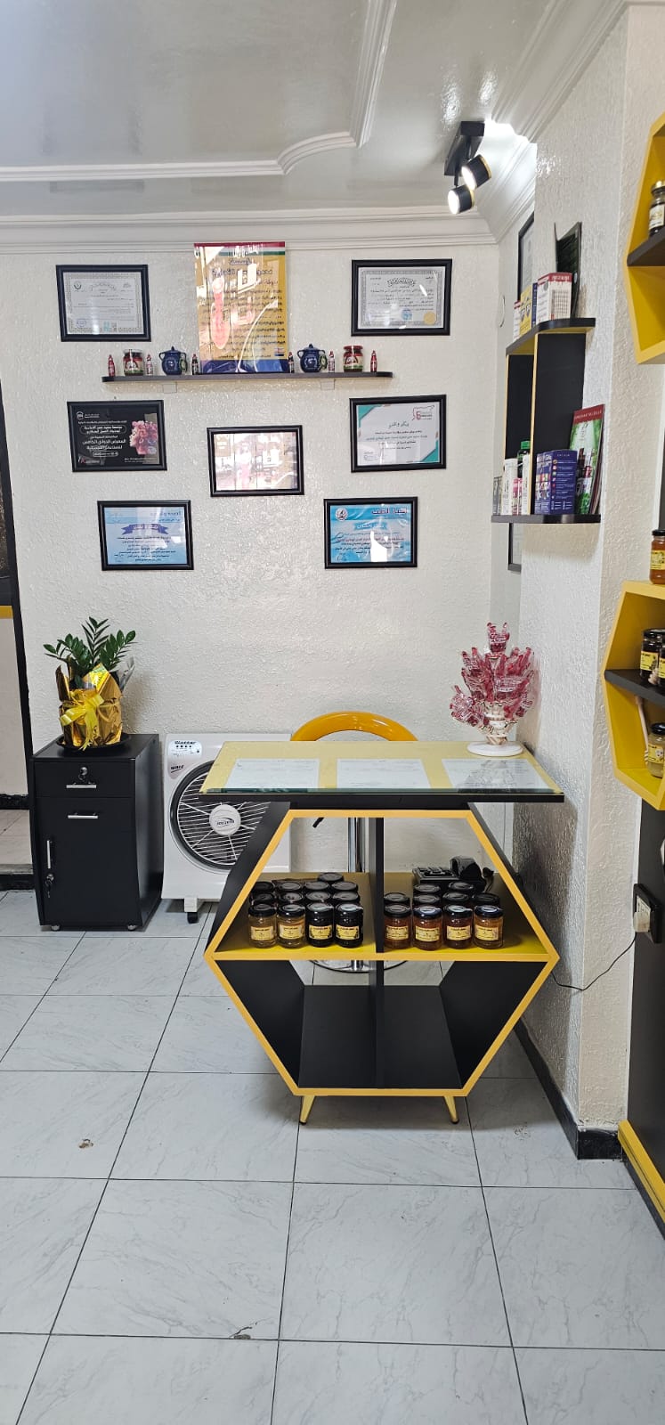 ركن الشهادات والتكريمات في صالة الهنغاري