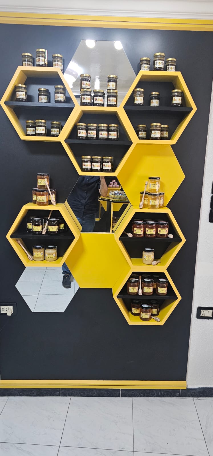 عرض أنواع العسل المجري داخل الصالة